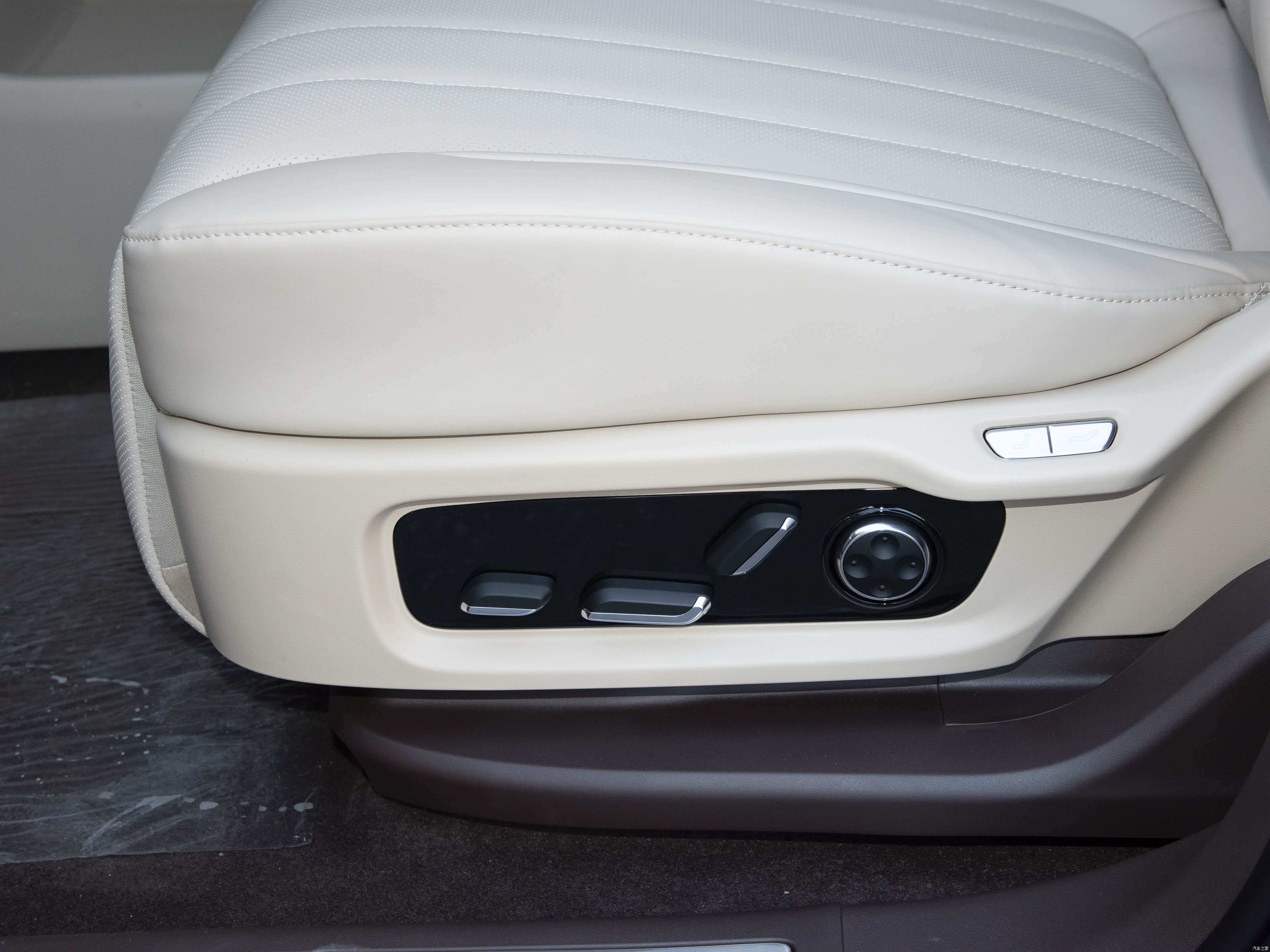 AITO M7 EREV MAX 5 seats 4wd — Фото автомобиля 6