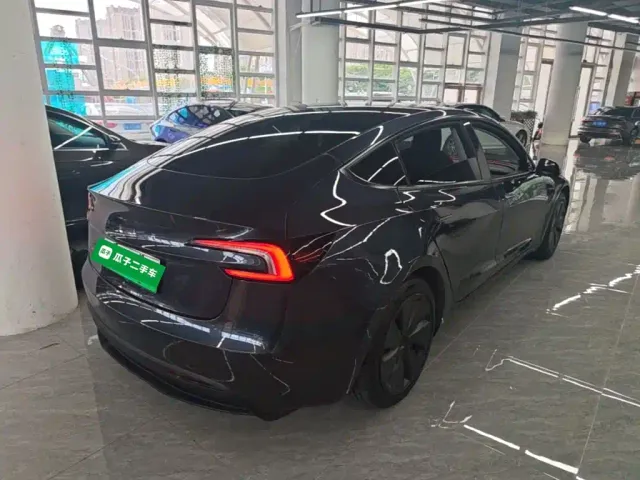 Tesla Model 3 — Фото автомобиля 6