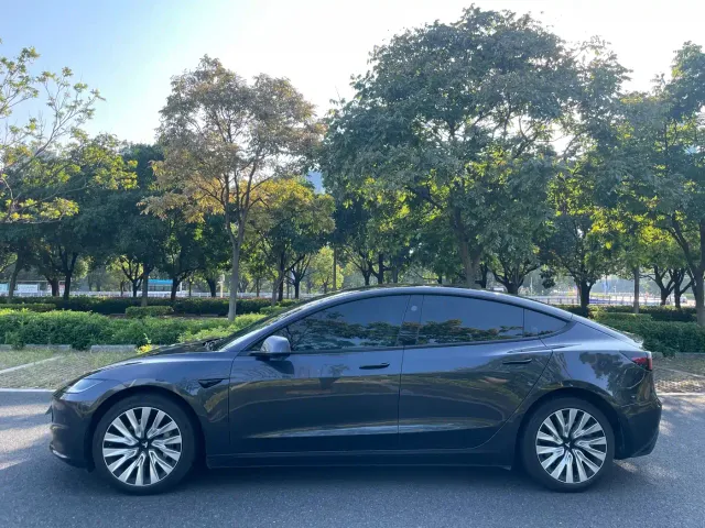 Tesla Model 3 — Фото автомобиля 10