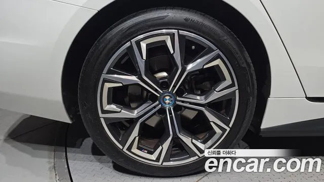 BMW i4 — Фото автомобиля 5