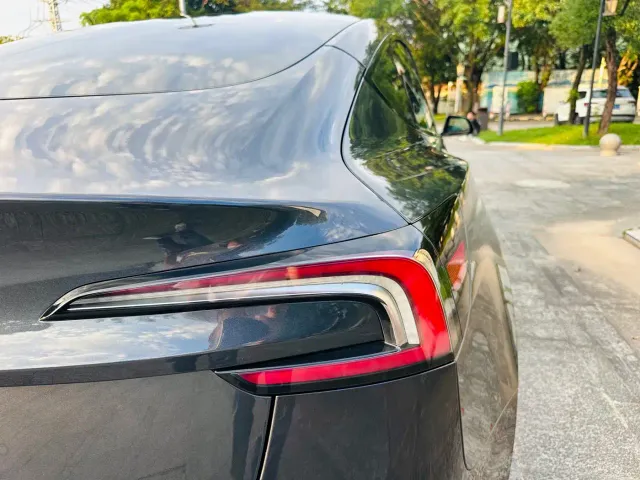 Tesla Model 3 — Фото автомобиля 9