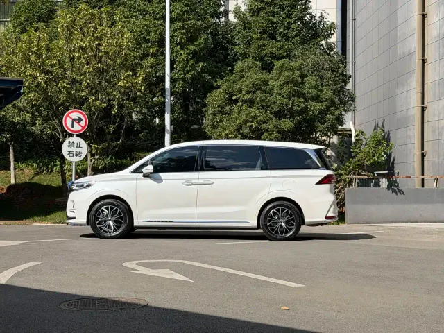 Roewe iMAX8 — Фото автомобиля 9