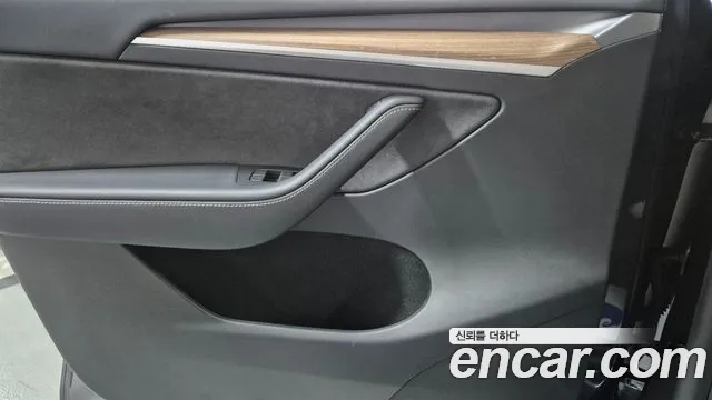 Tesla Model Y — Фото автомобиля 11