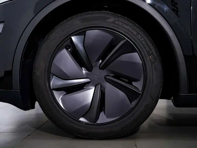 Tesla Model Y — Фото автомобиля 12