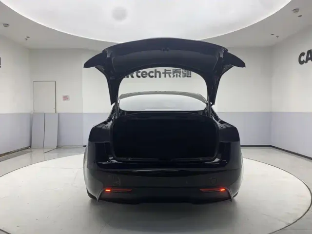 Tesla Model 3 — Фото автомобиля 28
