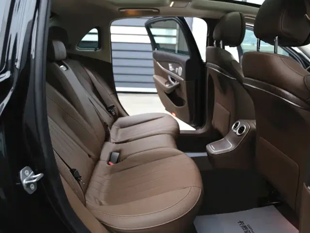 Mercedes-Benz E-Class — Фото автомобиля 23