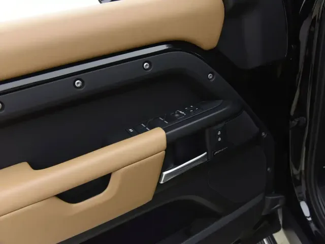 Land Rover Defender — Фото автомобиля 10