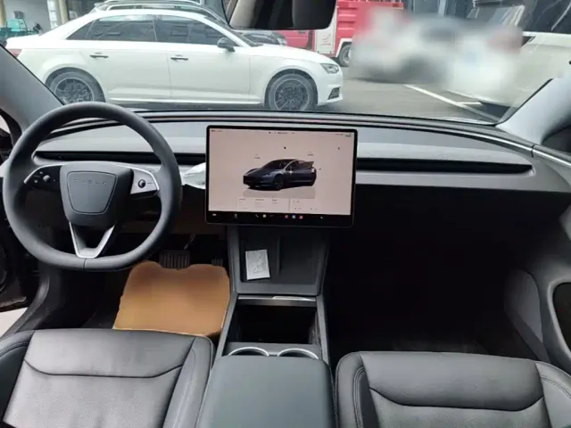 Tesla Model 3 — Фото автомобиля 9