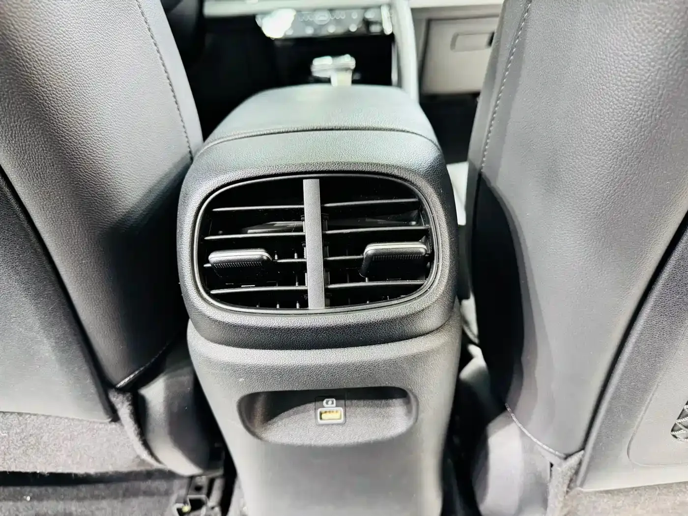 Hyundai Elantra 2022 1.5L CVT LUX Premium Edition — Фото автомобиля 14