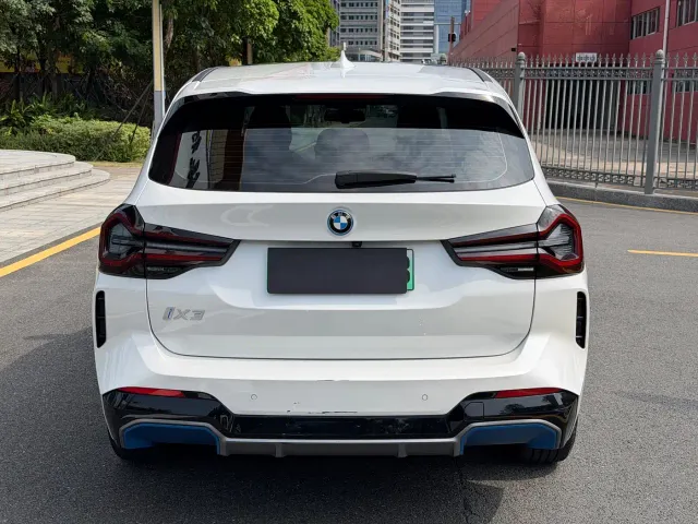 BMW iX3 — Фото автомобиля 5