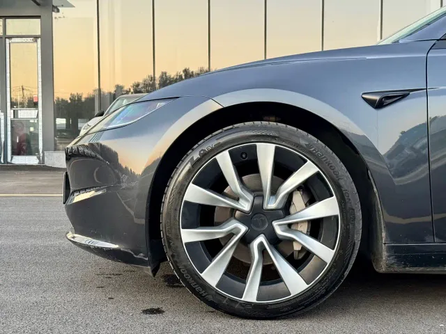 Tesla Model 3 — Фото автомобиля 5