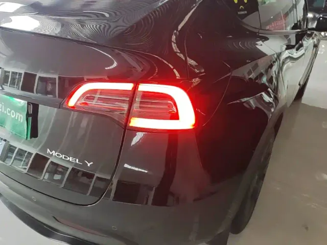 Tesla Model Y — Фото автомобиля 7