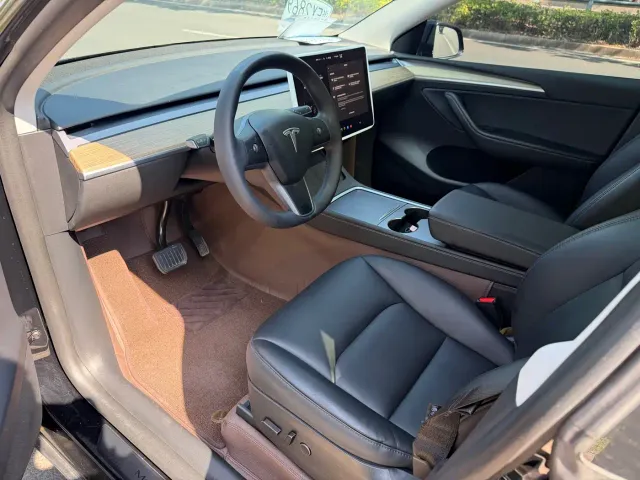 Tesla Model Y — Фото автомобиля 8