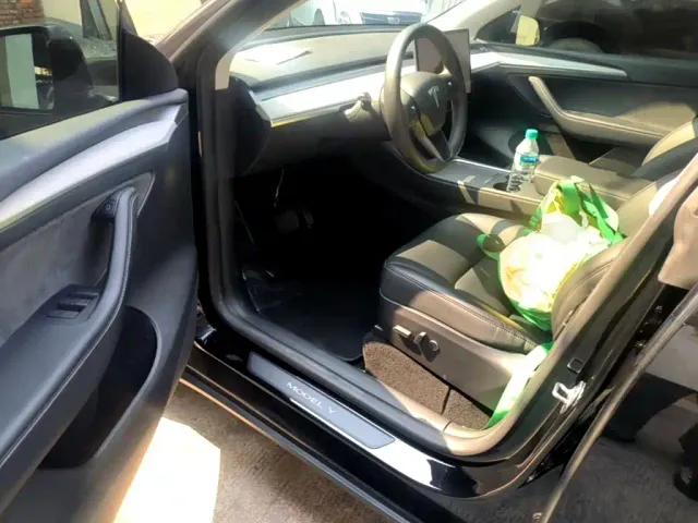 Tesla Model Y — Фото автомобиля 15