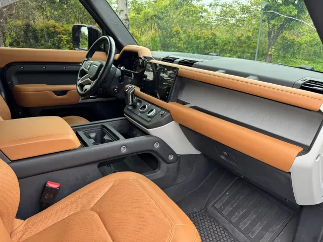 Land Rover Defender — Фото автомобиля 12