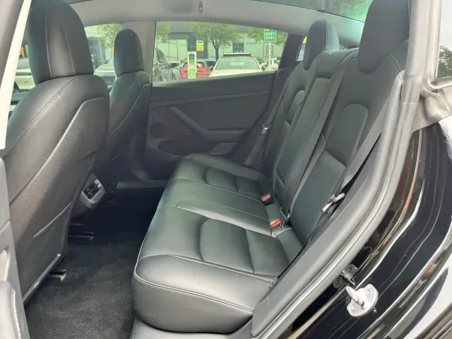 Tesla Model 3 — Фото автомобиля 12
