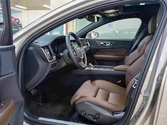 Volvo S60 — Фото автомобиля 4