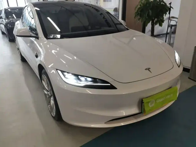 Tesla Model 3 — Фото автомобиля 3