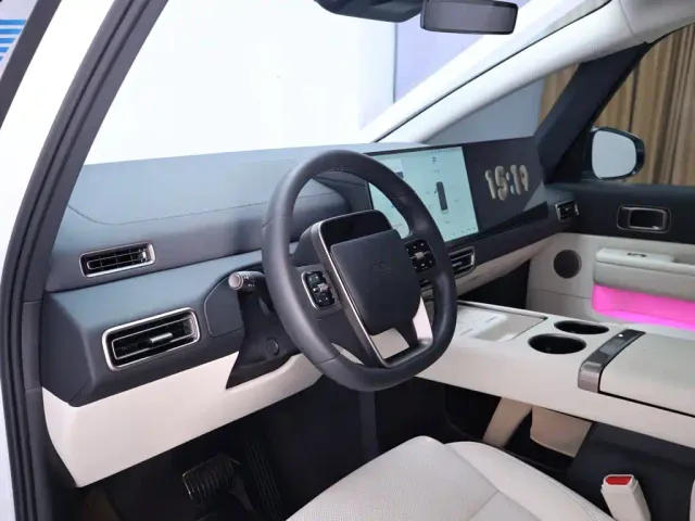 Li Auto MEGA — Фото автомобиля 11