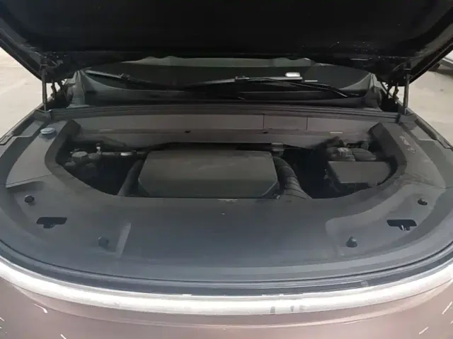Li Auto L8 — Фото автомобиля 19