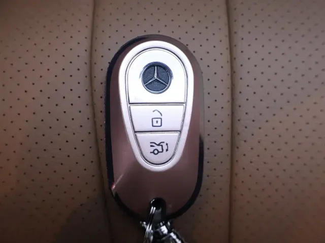 Mercedes-Benz E-Class — Фото автомобиля 25
