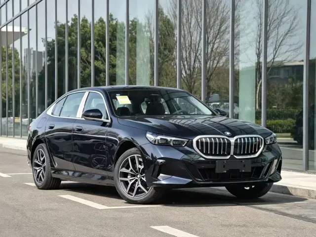 BMW i5 — Фото автомобиля 3