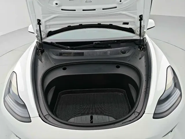 Tesla Model 3 — Фото автомобиля 14
