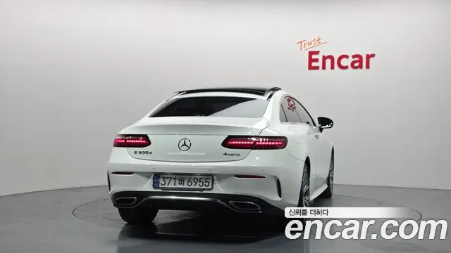 Mercedes-Benz E-Class — Фото автомобиля 4