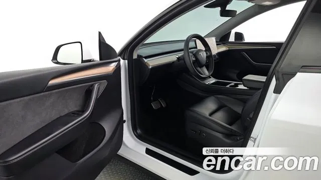 Tesla Model Y — Фото автомобиля 15