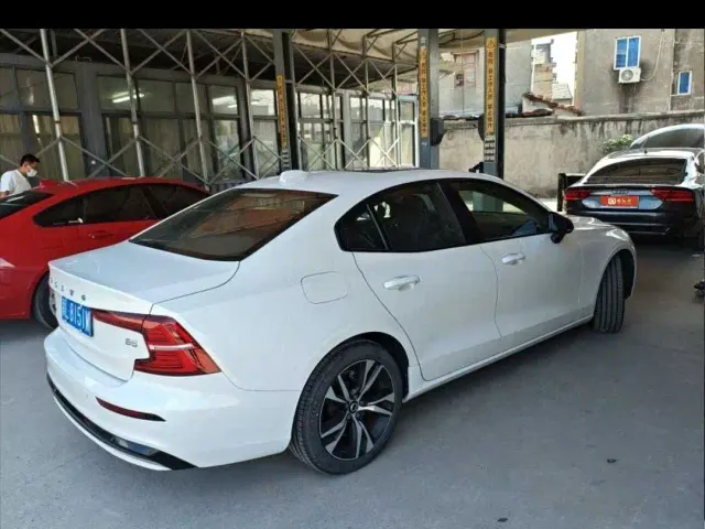 Volvo S60 — Фото автомобиля 2