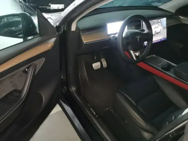 Tesla Model Y — Фото автомобиля 15