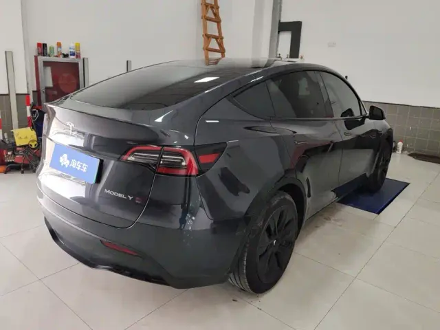 Tesla Model Y — Фото автомобиля 3