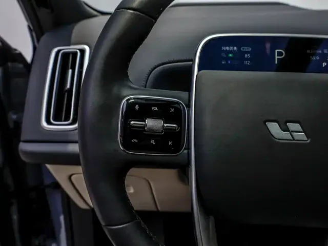 Li Auto L8 — Фото автомобиля 29
