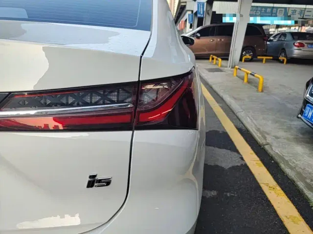 Roewe i5 — Фото автомобиля 7