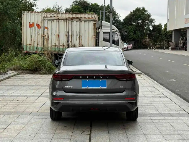 Geely Emgrand — Фото автомобиля 3