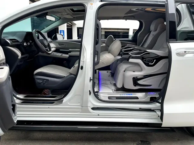 Toyota Sienna — Фото автомобиля 19
