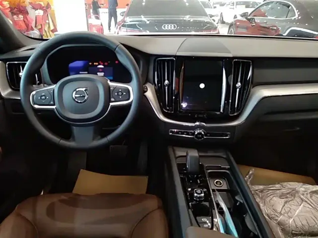 Volvo XC60 — Фото автомобиля 9