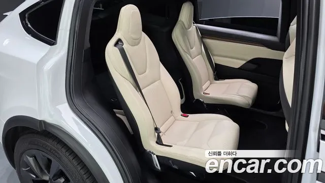 Tesla Model X — Фото автомобиля 11