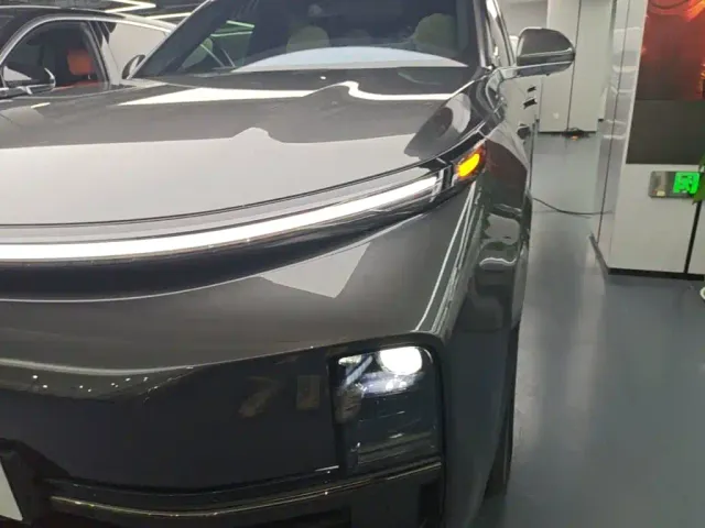 Li Auto L8 — Фото автомобиля 23