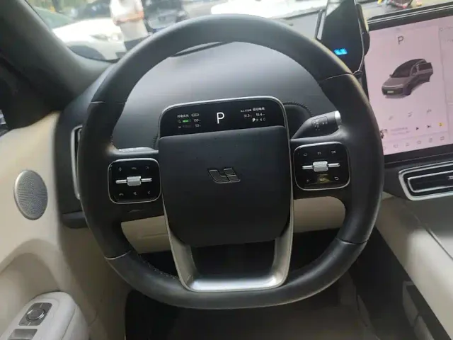 Li Auto L8 — Фото автомобиля 15