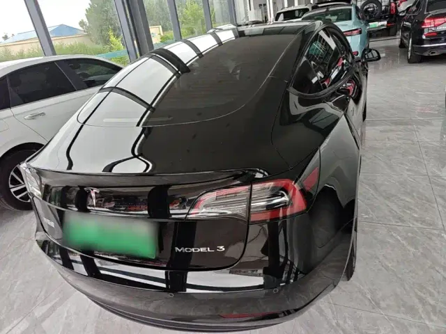Tesla Model 3 — Фото автомобиля 5