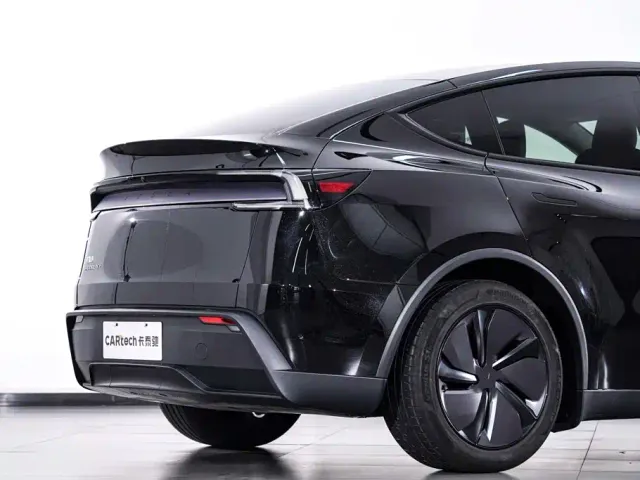 Tesla Model Y — Фото автомобиля 9