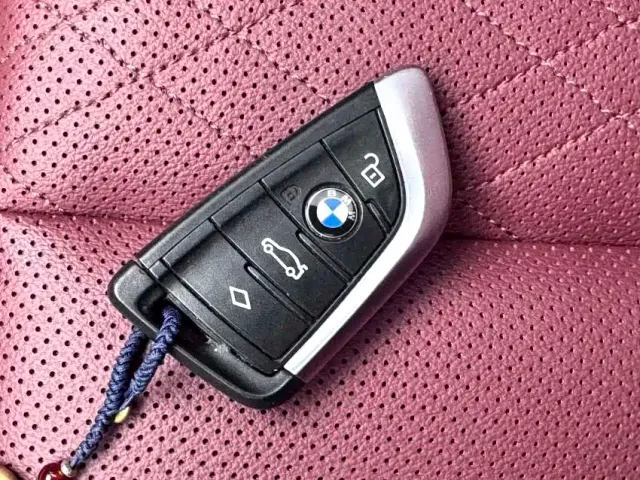BMW iX3 — Фото автомобиля 12
