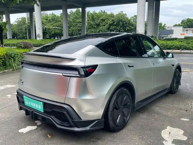 Tesla Model Y — Фото автомобиля 11