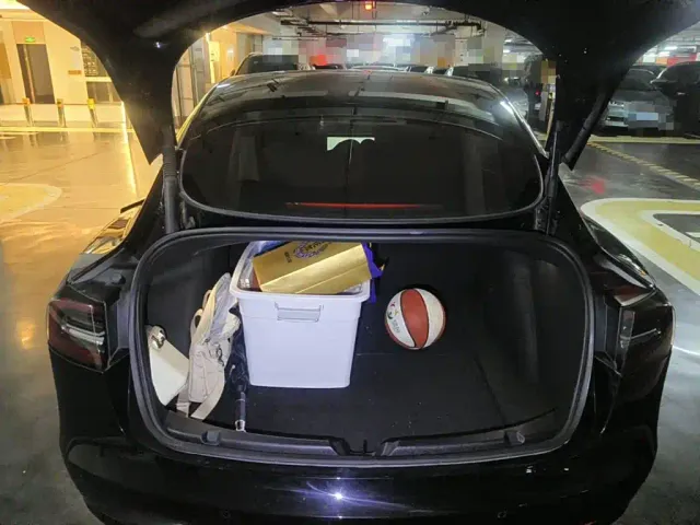 Tesla Model 3 — Фото автомобиля 5
