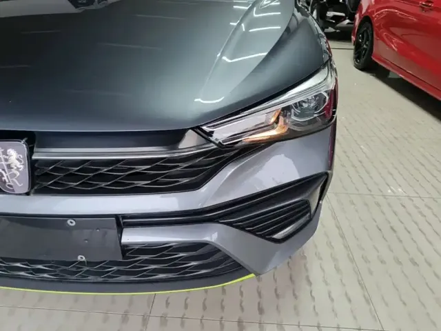 Roewe i5 — Фото автомобиля 23