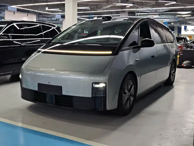 Li Auto MEGA — Фото автомобиля 3