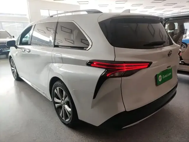 Toyota Sienna — Фото автомобиля 4