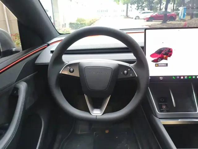 Tesla Model Y L — Фото автомобиля 10