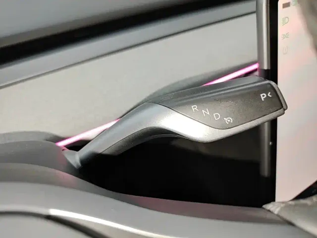 Tesla Model Y — Фото автомобиля 13